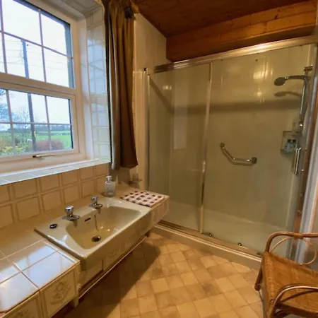 Pet Friendly 3-bed House In With Parking Милом