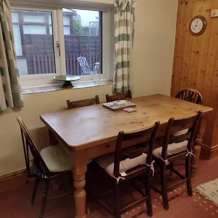 Pet Friendly 3-bed House In With Parking *