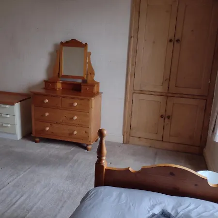 Pet Friendly 3-bed House In With Parking *