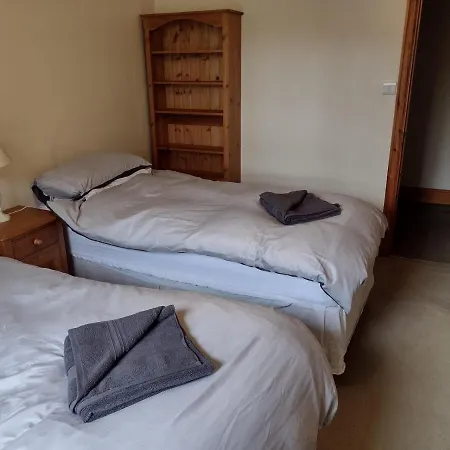 Pet Friendly 3-bed House In With Parking *