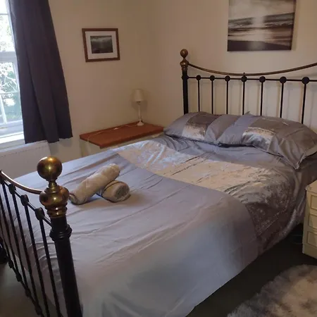 Pet Friendly 3-bed House In With Parking Милом