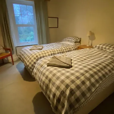 Pet Friendly 3-bed House In With Parking